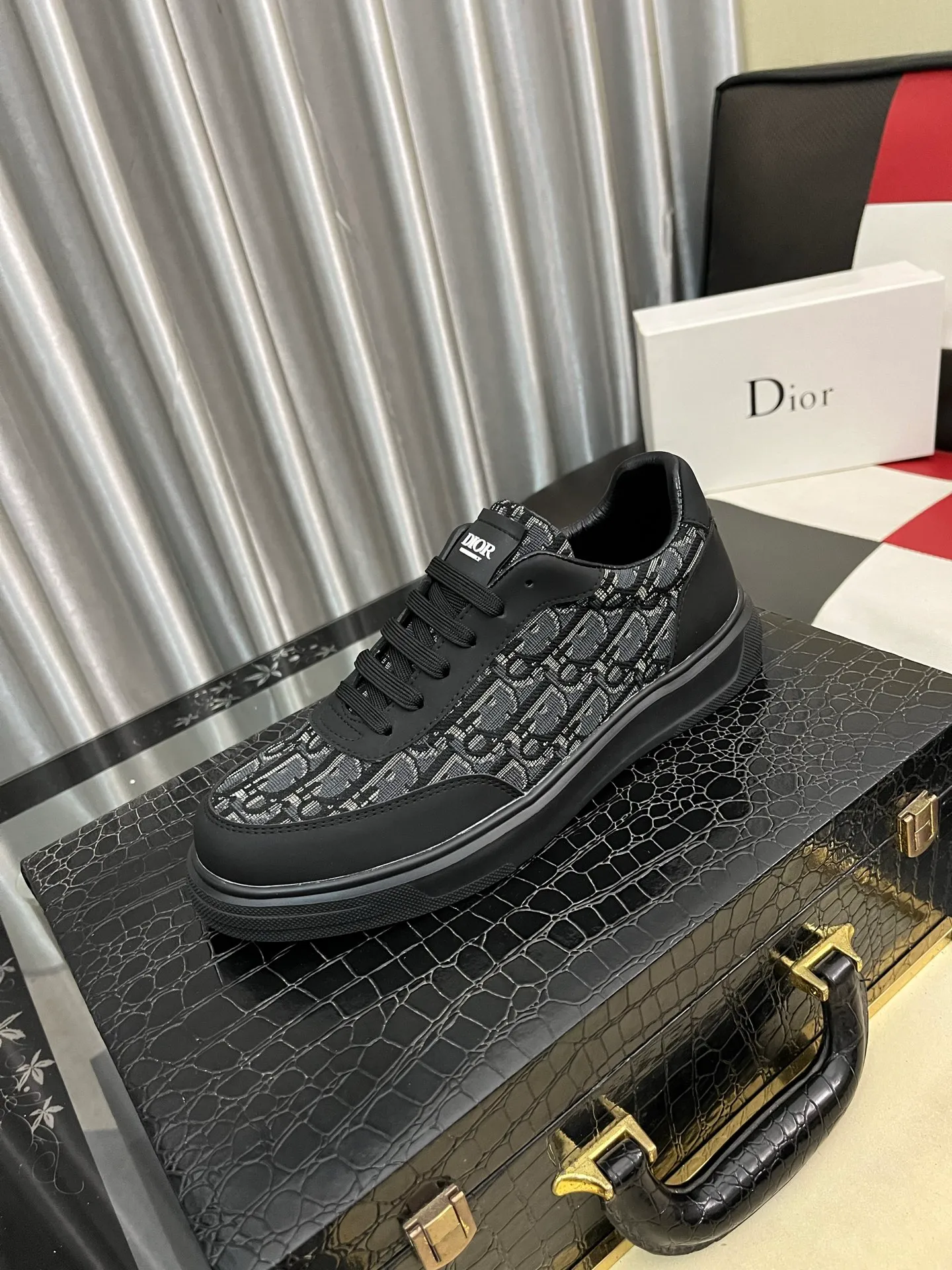 Men's shoes 💰400⌚️⌚️【Dior*DIAO】original quality.~ Unique modern style sneakers. 🏃A must-have casual shoe for trendy men😍😍 Original brand imported from Italy, imported original leather, sheep lining (refuses to discolor and grind feet) Sole: Original sole provided by the original factory, French lazy style design ⚠️Fit to the feet Original quality code number: 38-443️⃣Colors available
